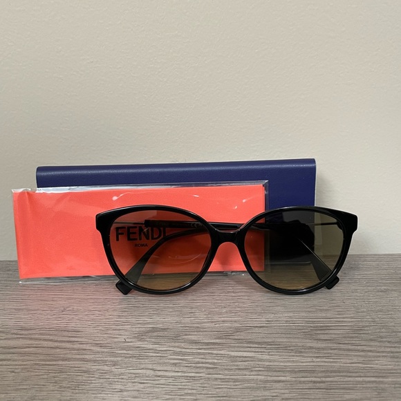 FENDI sunglass - Picture 2 of 4